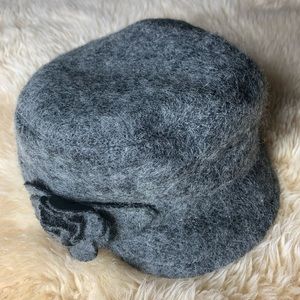 🌹NWT Cute fuzzy gray engineer style hat w/ flower